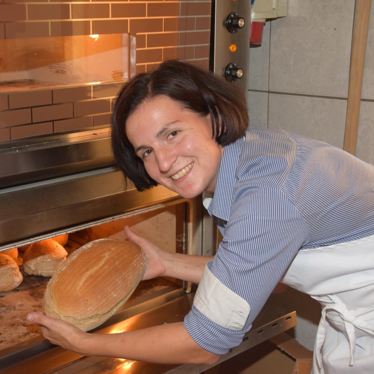 Mei Kühlhaus Petra beim Brotbacken